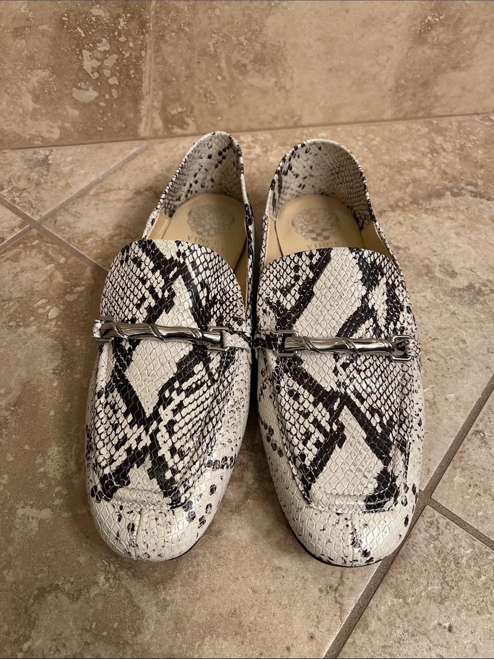 Vince Camuto Cream Leather Snake Print Loafers NWOT Sz 9 - Picture 3 of 7